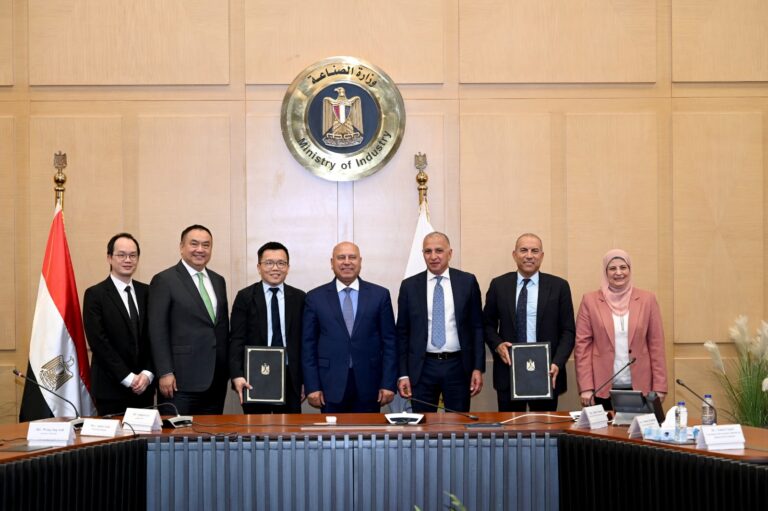 جانب من توقيع البروتوكول