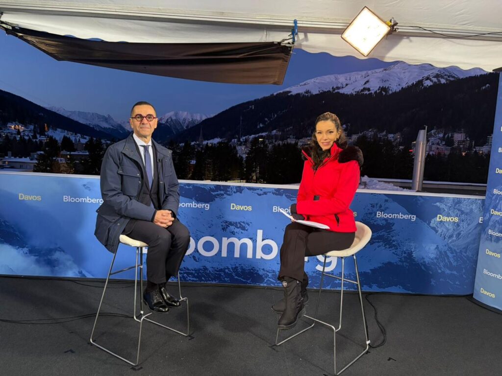 لقاء وزير الاستثمار مع بلومبيرج