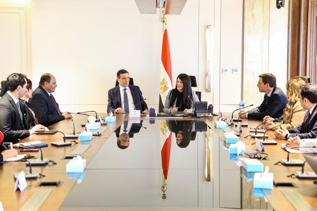 لقاء وزير التخطيط مع شركة شنايدر إلكتريك