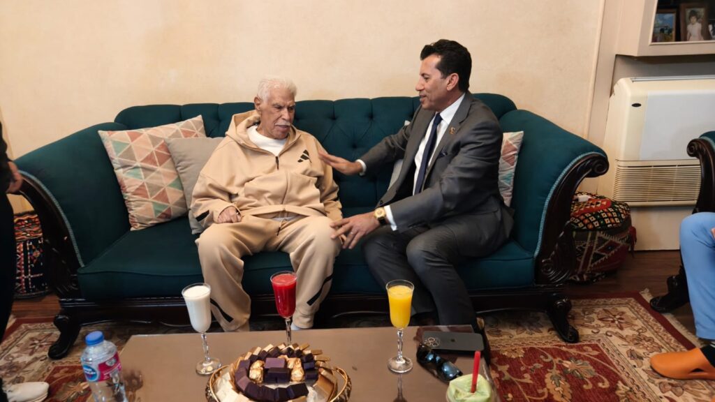 وزير الشباب وحسن شحاتة