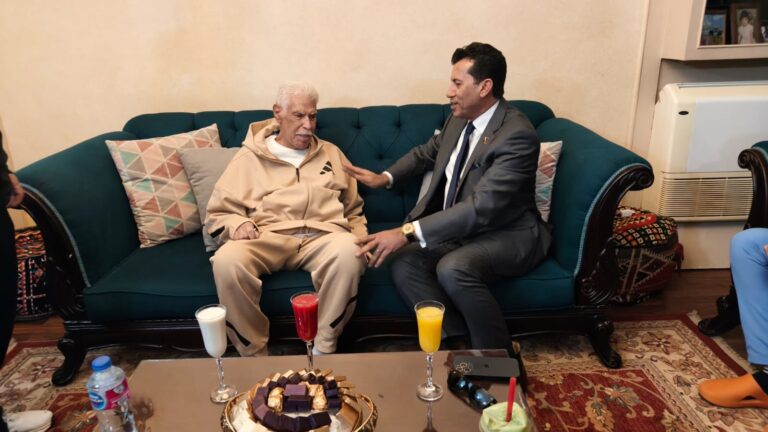 وزير الشباب وحسن شحاتة