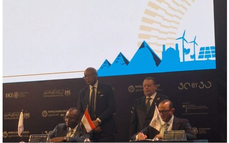 جانب من توقيع البروتوكول