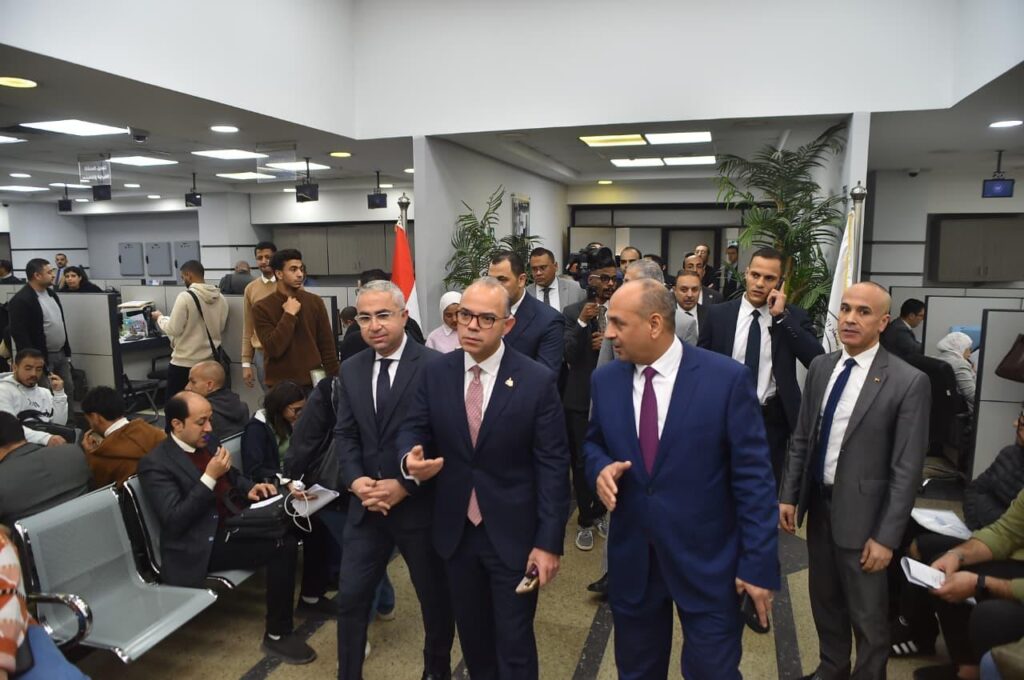 وزير الاستثمار يتفقد مجمع خدمات المستثمرين