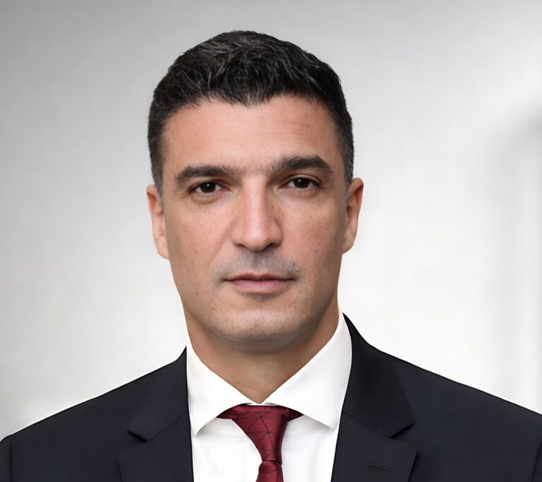 خالد هاشم وزير الصناعة