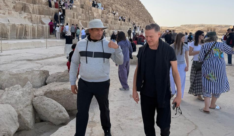 براين آدمز يزور الاهرامات