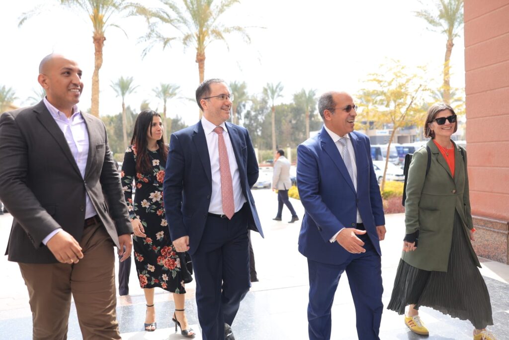 زيارة السفير البريطاني للجامعة البريطانية