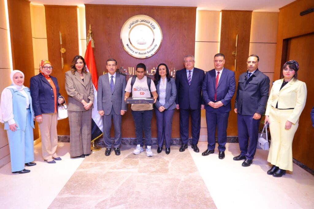 خلال توزيع الأجهزة التعويضية