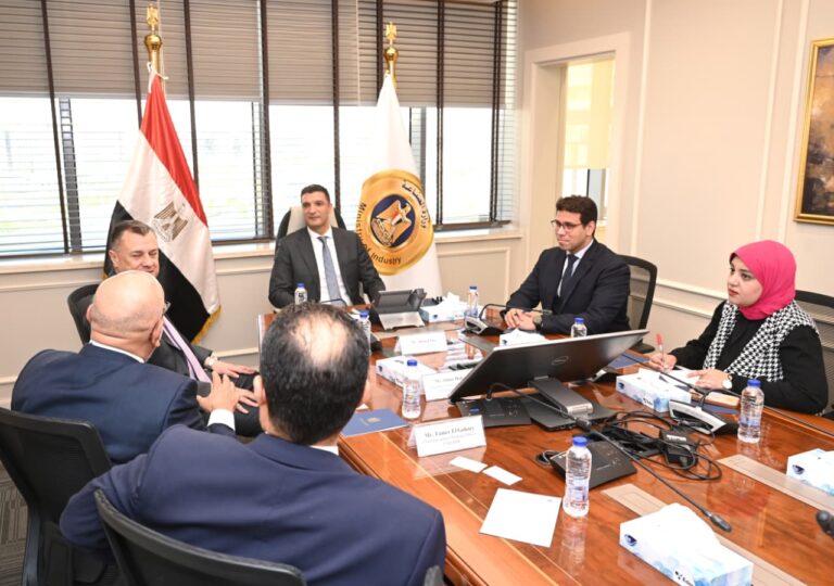 اجتماع وزير الصناعة