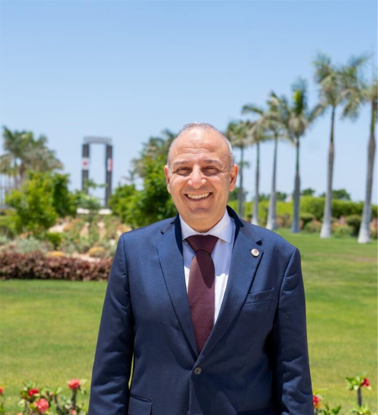 د. أحمد الصباغ رئيس الجامعة المصرية اليابانية