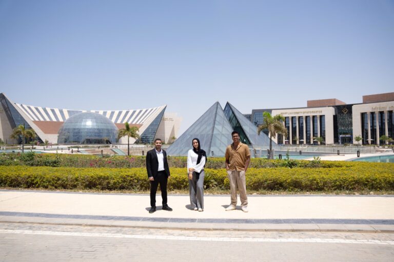 طلاب جامعة مصر للمعلوماتية