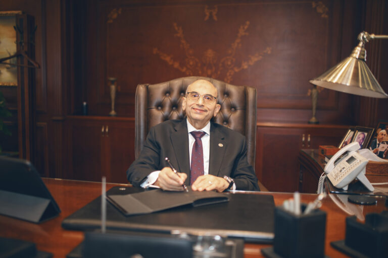 النائب أشرف عبد الغني