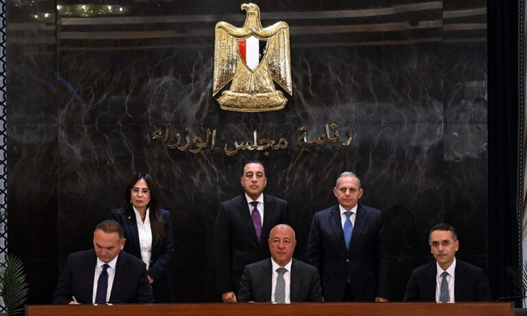 جانب من توقيع البروتوكول